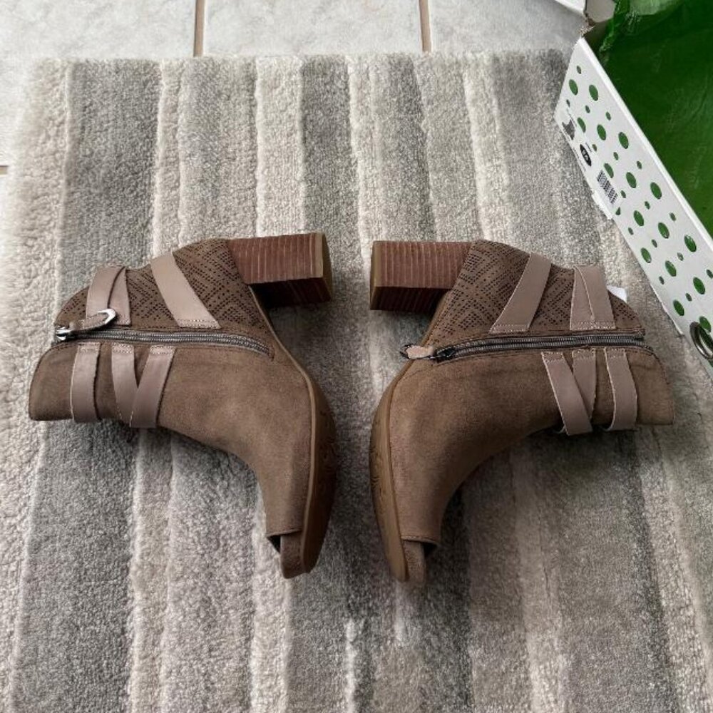 Earthies 8 1/2 Womens Taupe Suede bootie - Picture 3 of 5